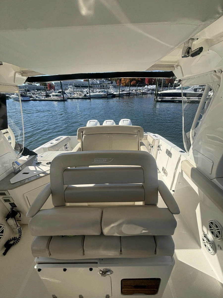 2018 Boston Whaler 350 Realm