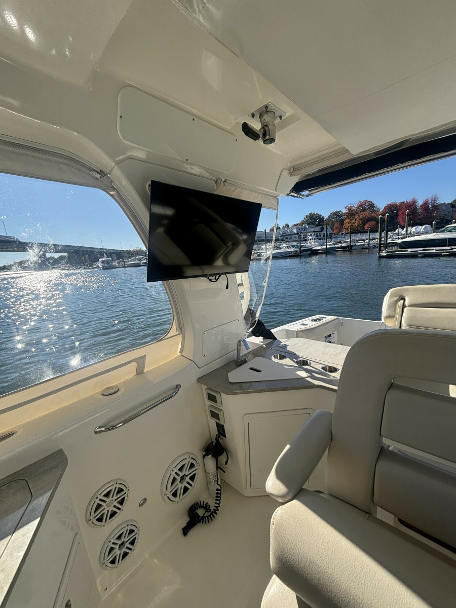 2018 Boston Whaler 350 Realm
