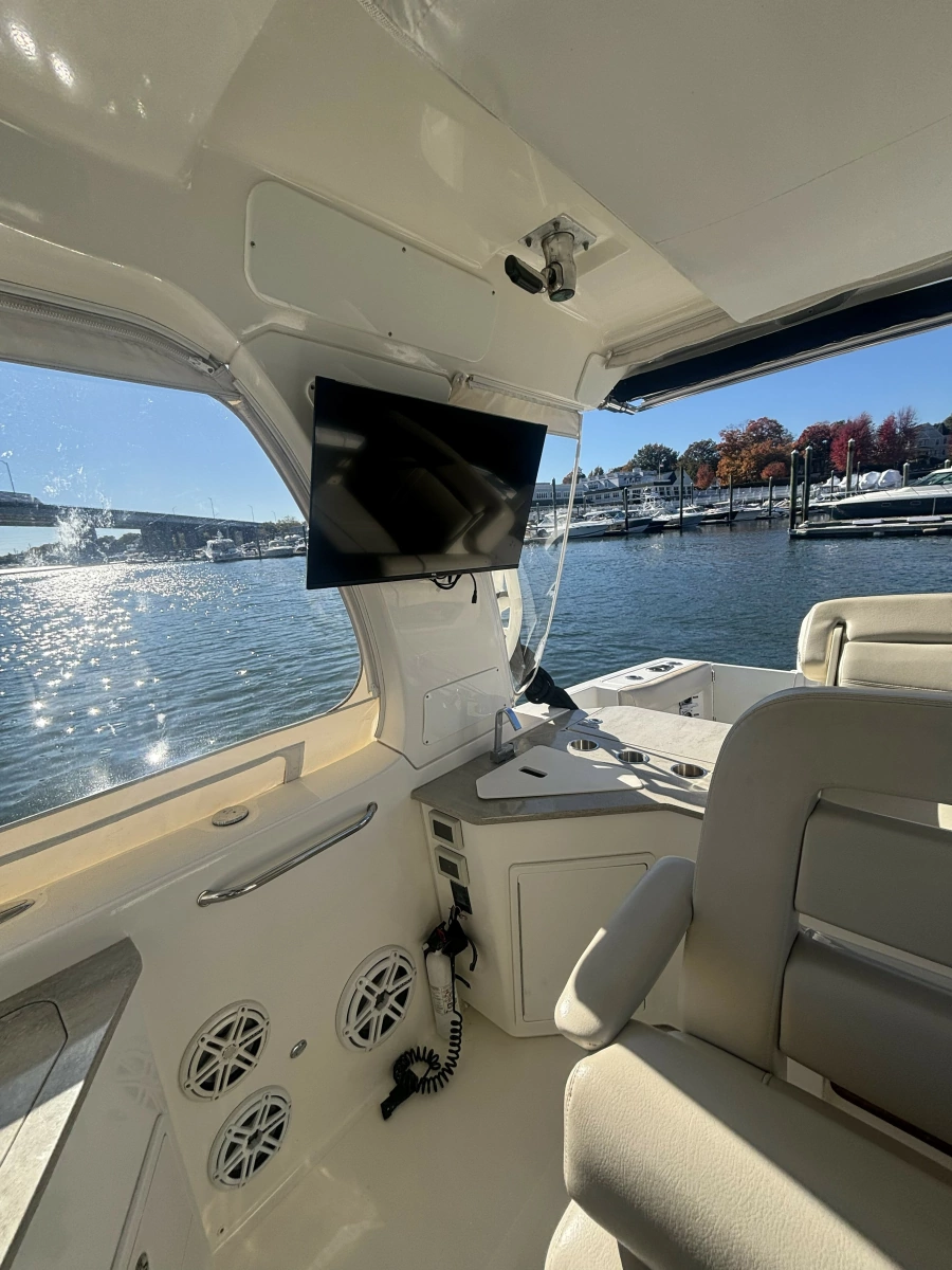 2018 Boston Whaler 350 Realm