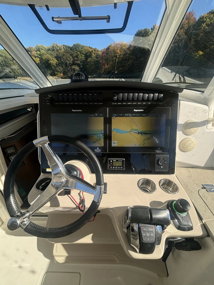 2018 Boston Whaler 350 Realm
