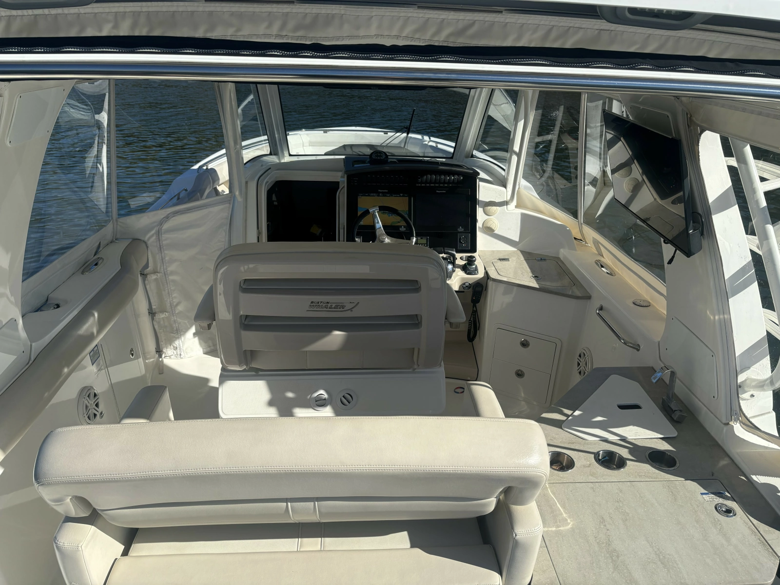 2018 Boston Whaler 350 Realm