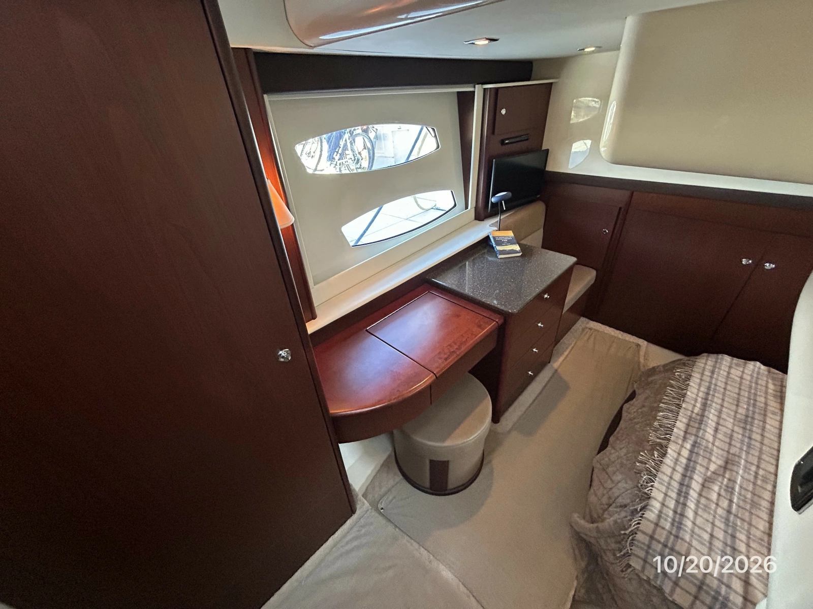 Meridian 441 guest stateroom starboard2