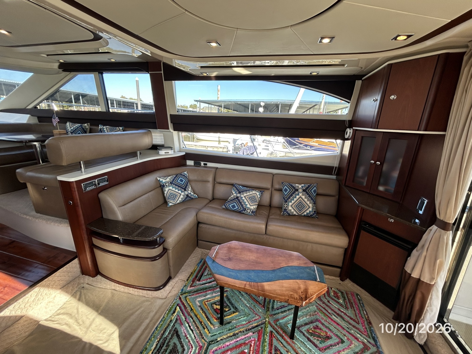 Meridian 441 salon starboard