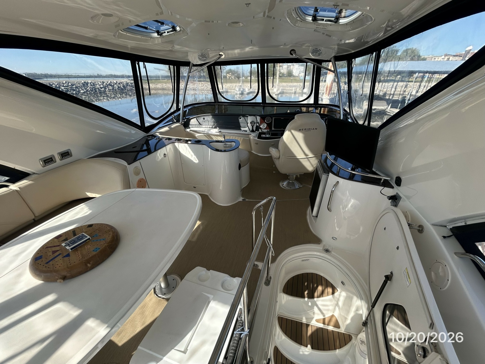 Meridian 441 flybridge forward