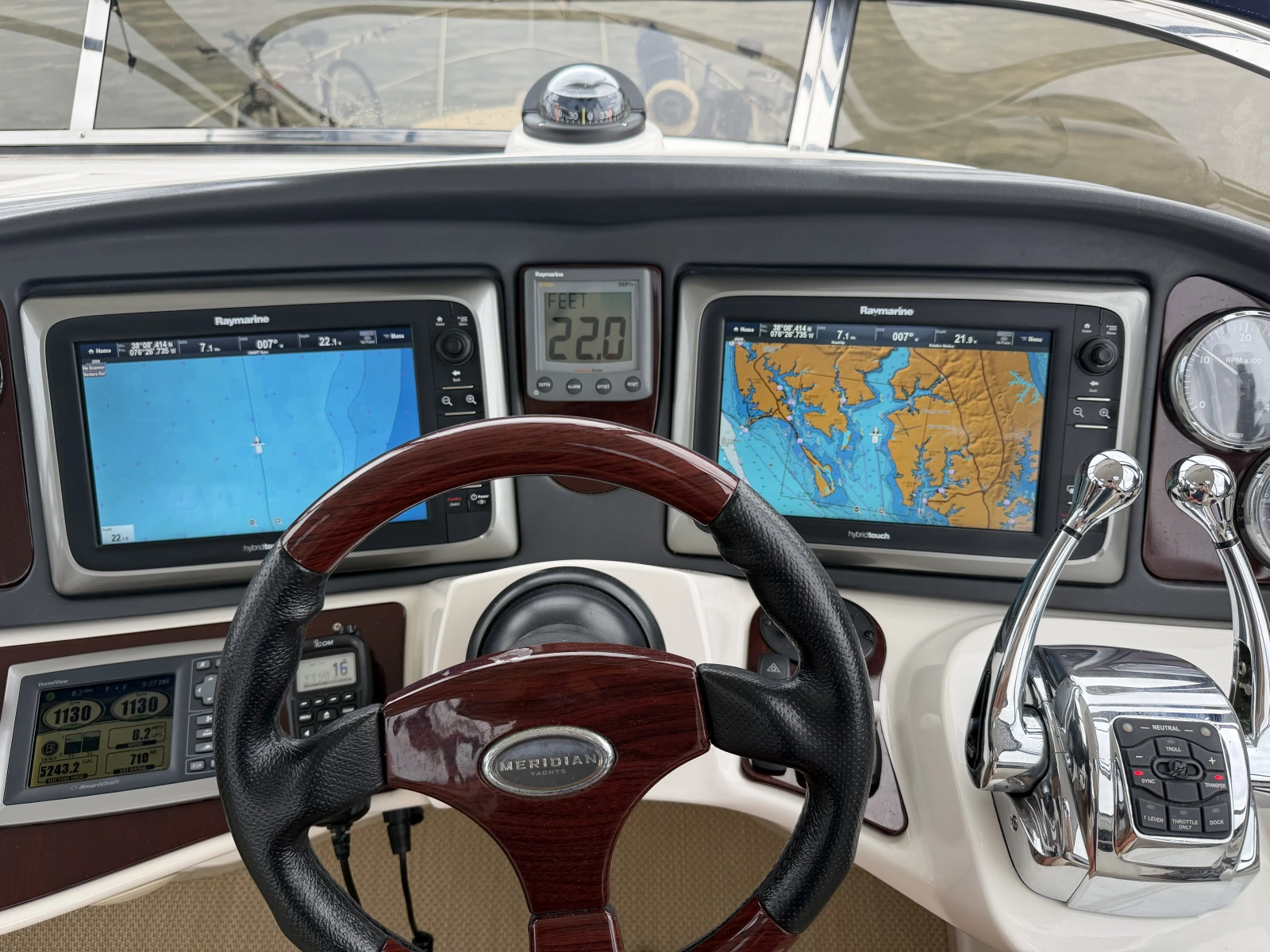 Meridian 441 flybridge helm3