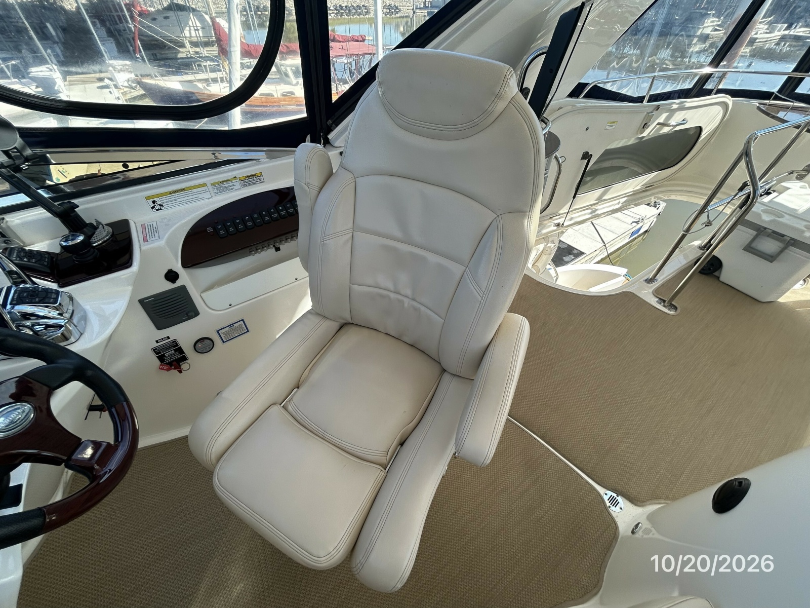 Meridian 441 flybridge helmseat