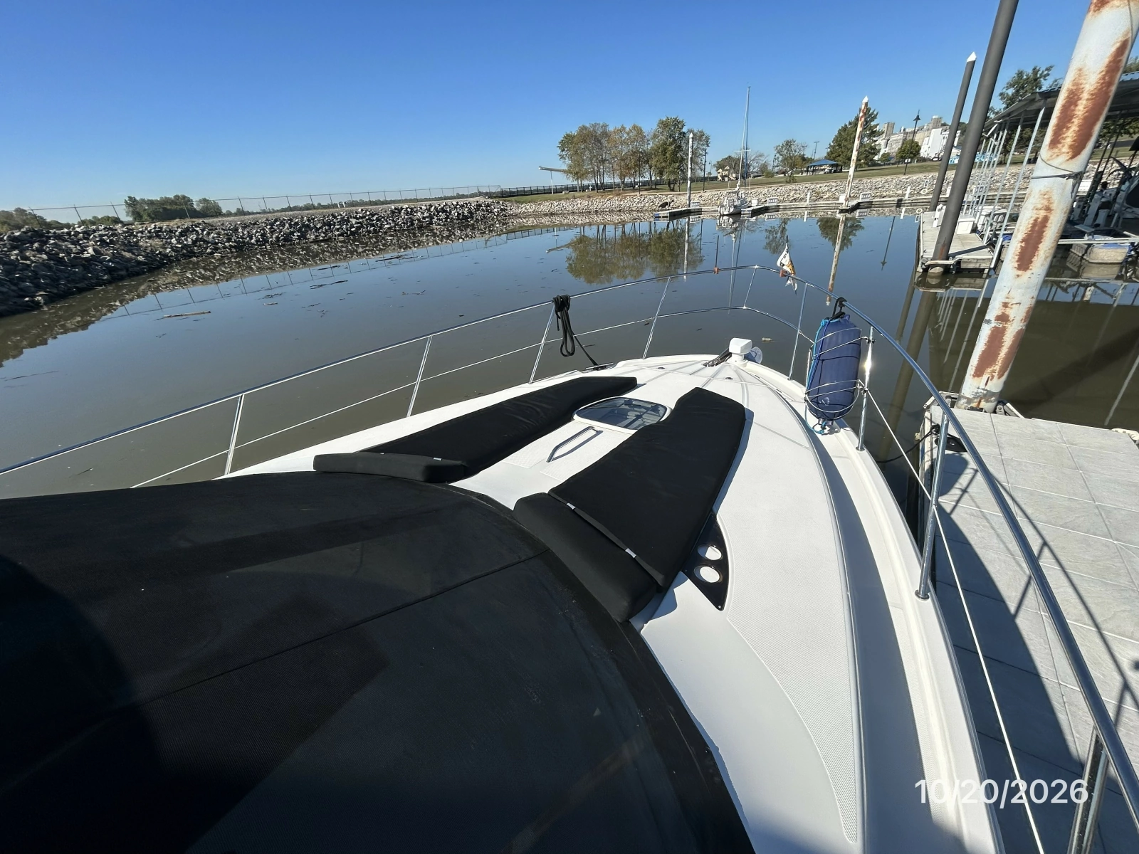Meridian 441 foredeck1