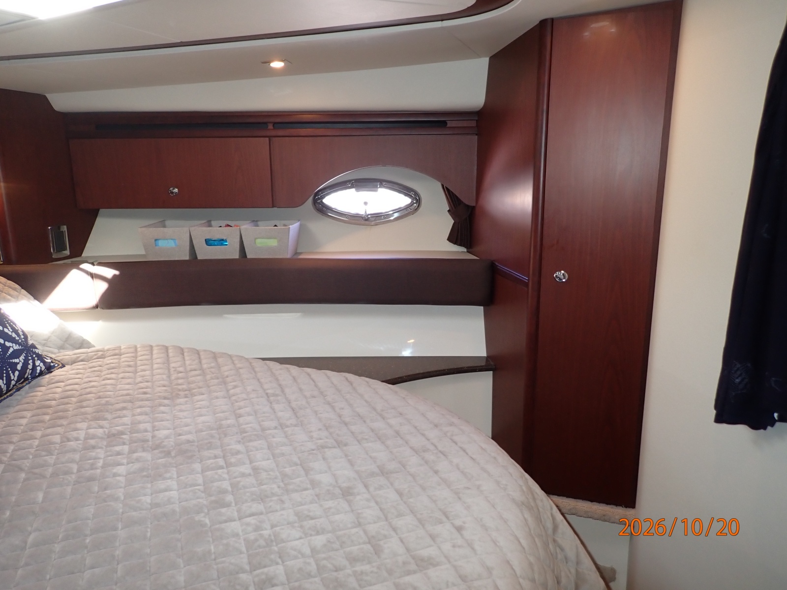 Meridian 441 master stateroom starboard