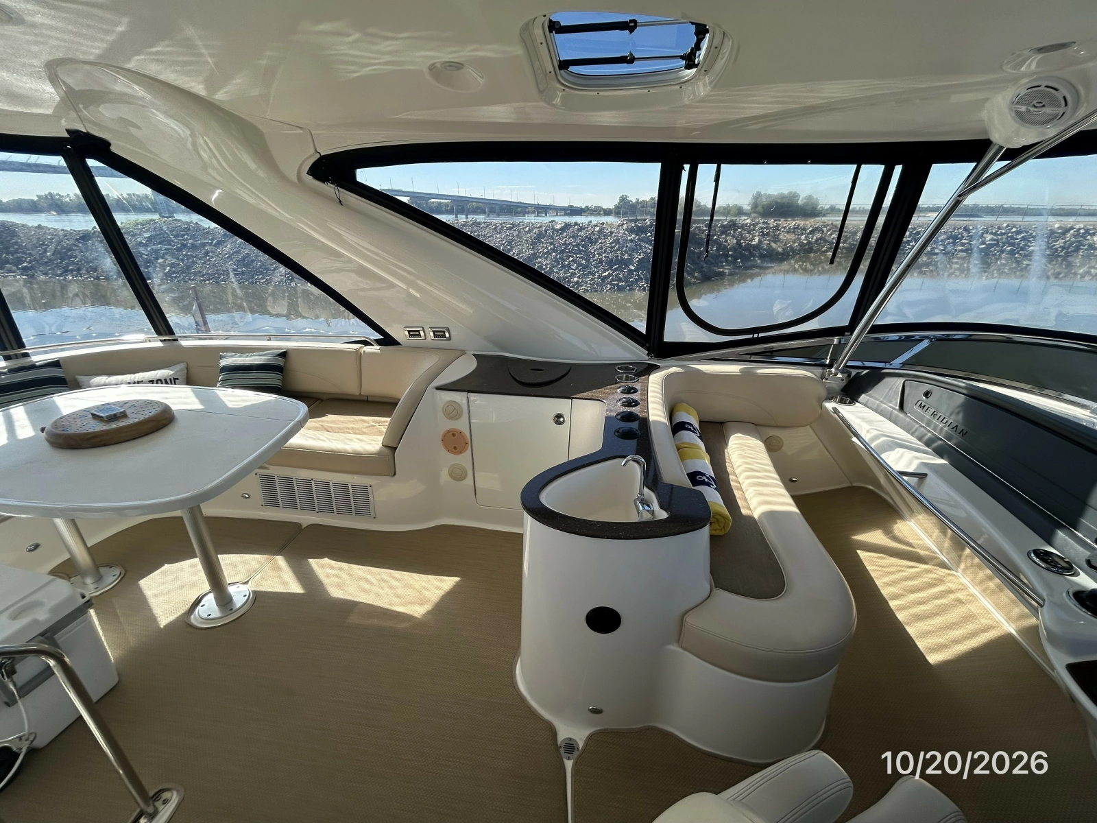 Meridian 441 flybridge port
