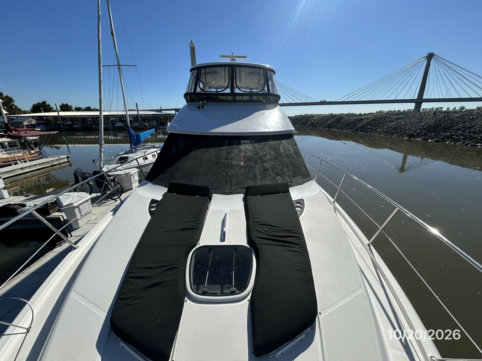 Meridian 441 foredeck aft