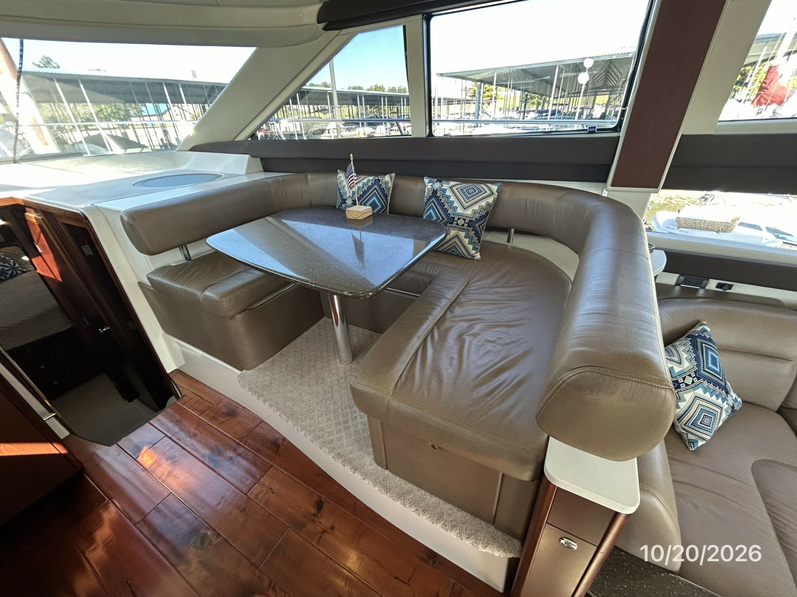 Meridian 441 salon dinette1