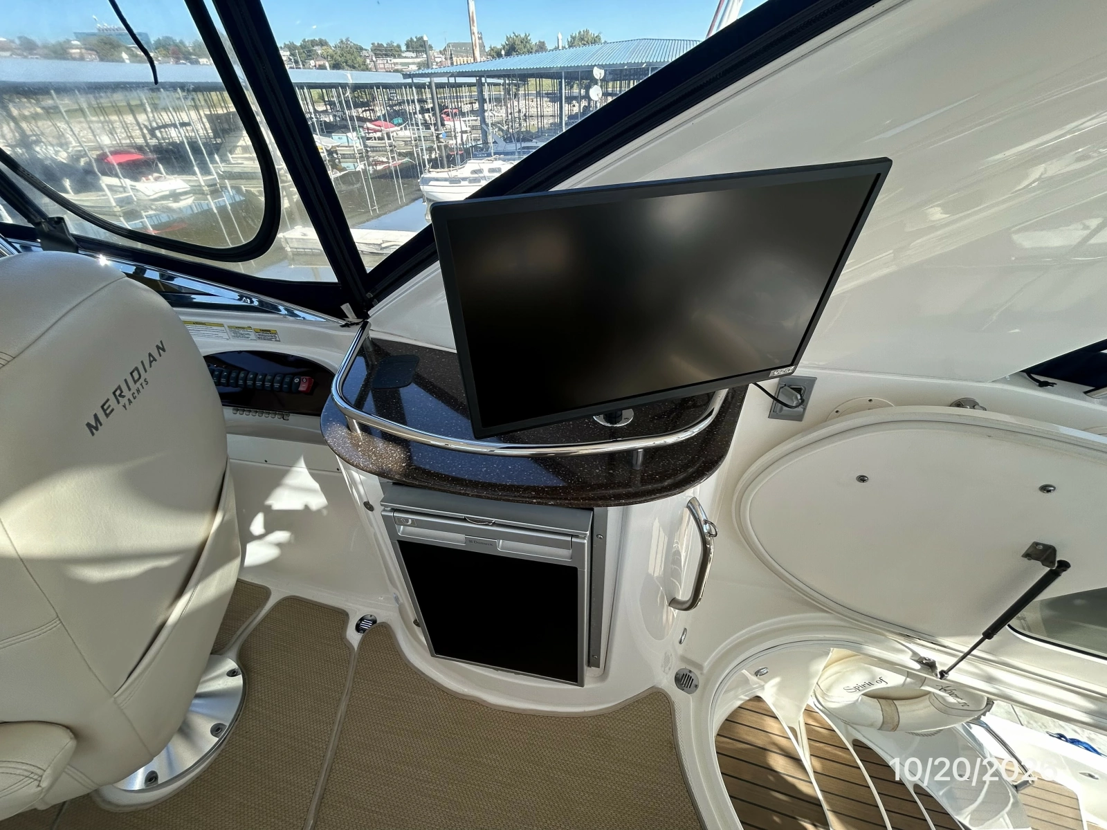 Meridian 441 flybridge TV-refrigerator
