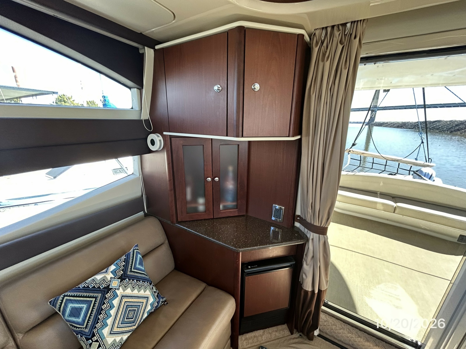 Meridian 441 salon starboard aft
