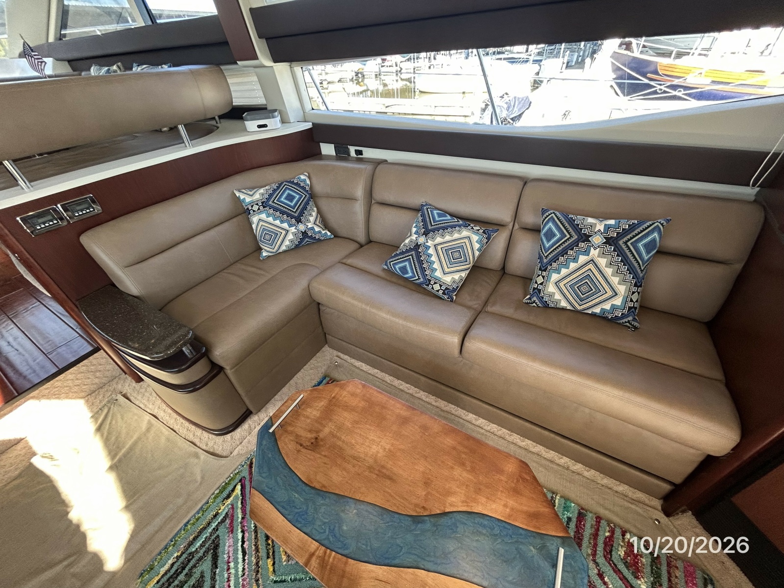 Meridian 441 salon starboard seating