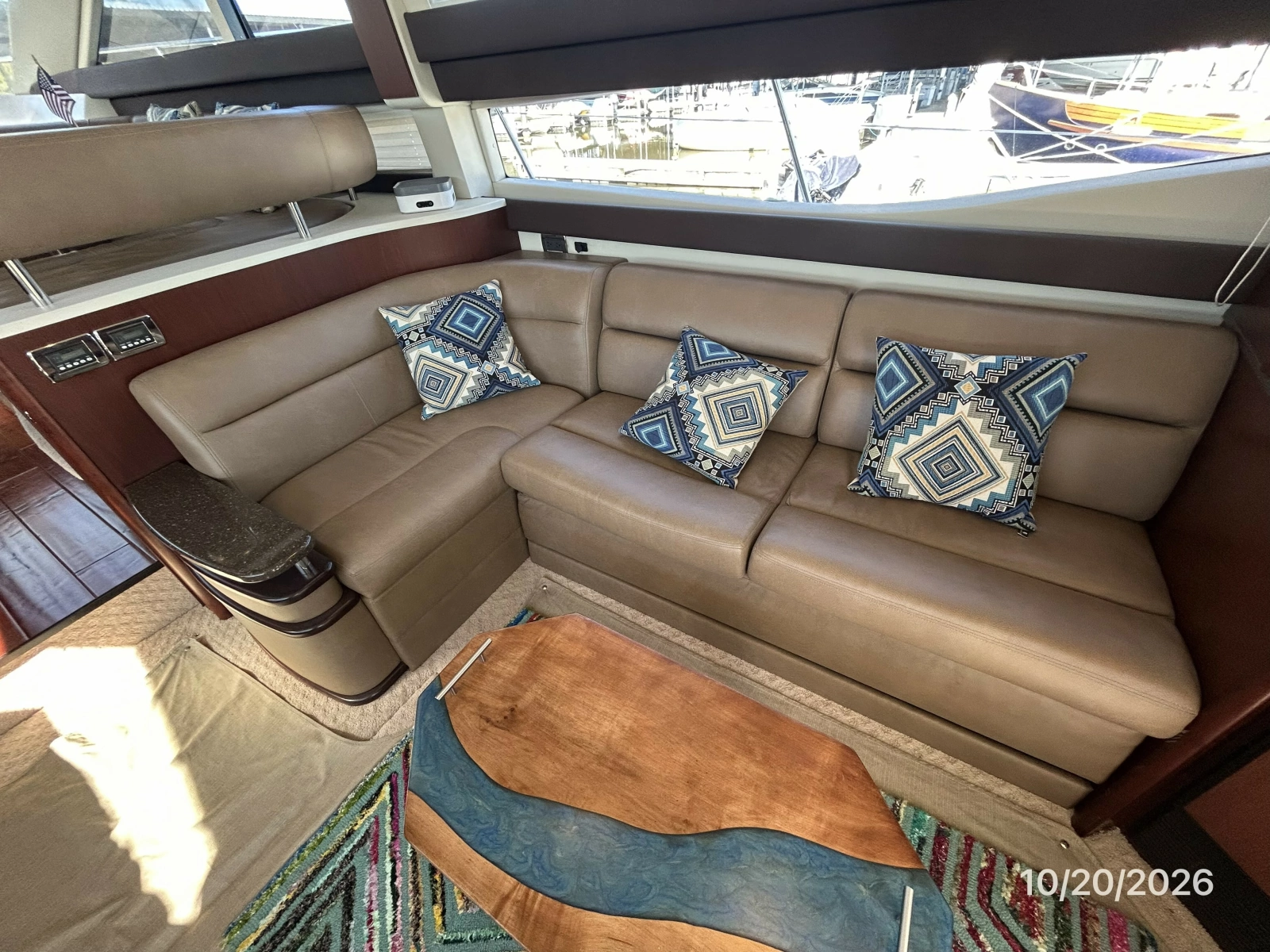 Meridian 441 salon starboard seating