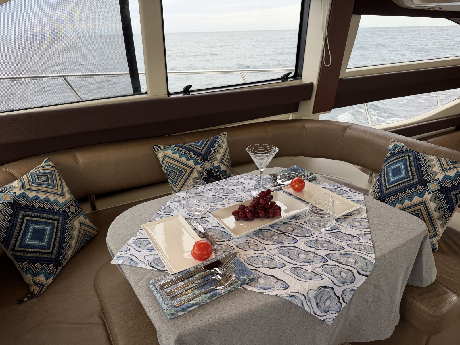 Meridian 441 salon dinette2