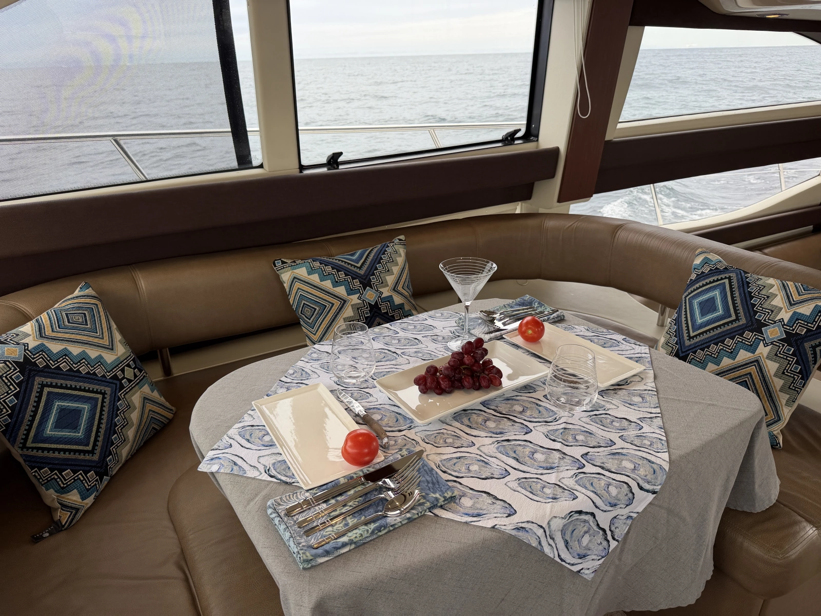 Meridian 441 salon dinette2