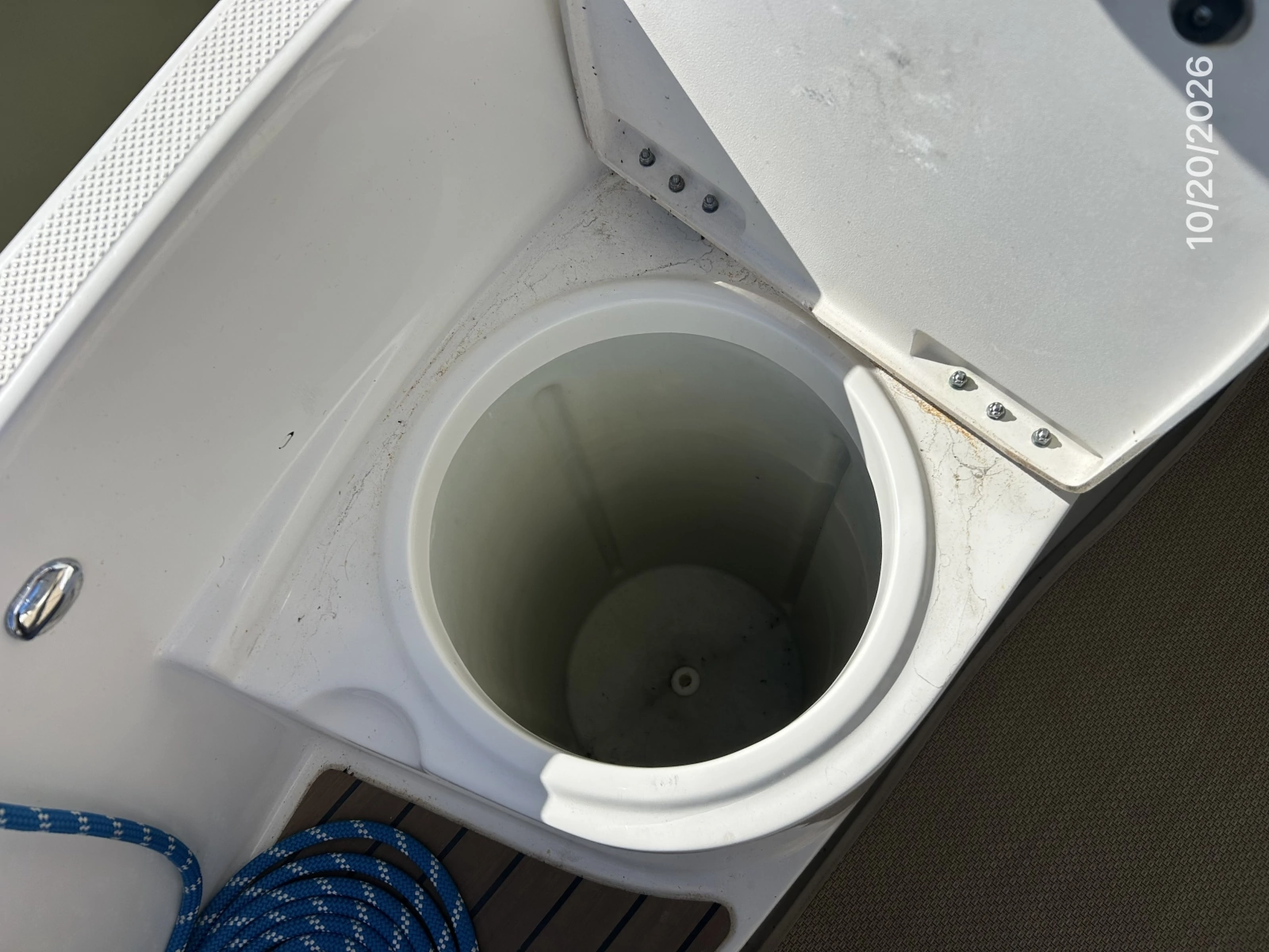 Meridian 441 aftdeck port fender storage