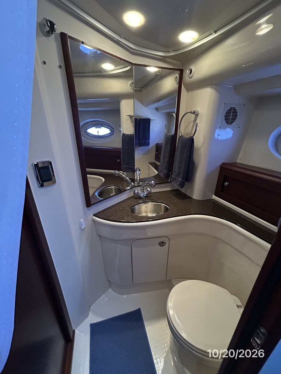 Meridian 441 guest stateroom head