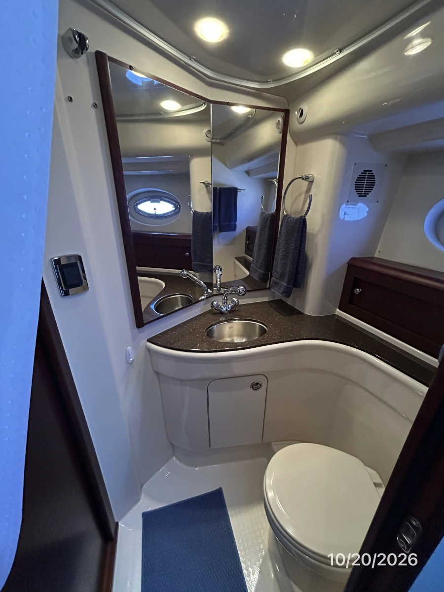Meridian 441 guest stateroom head