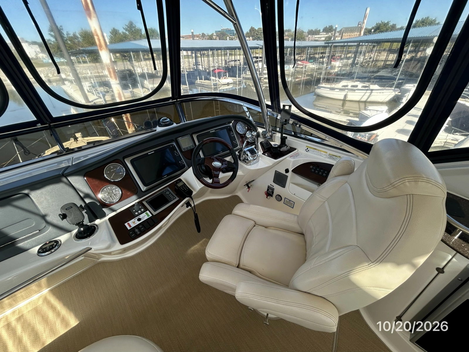 Meridian 441 flybridge helm1