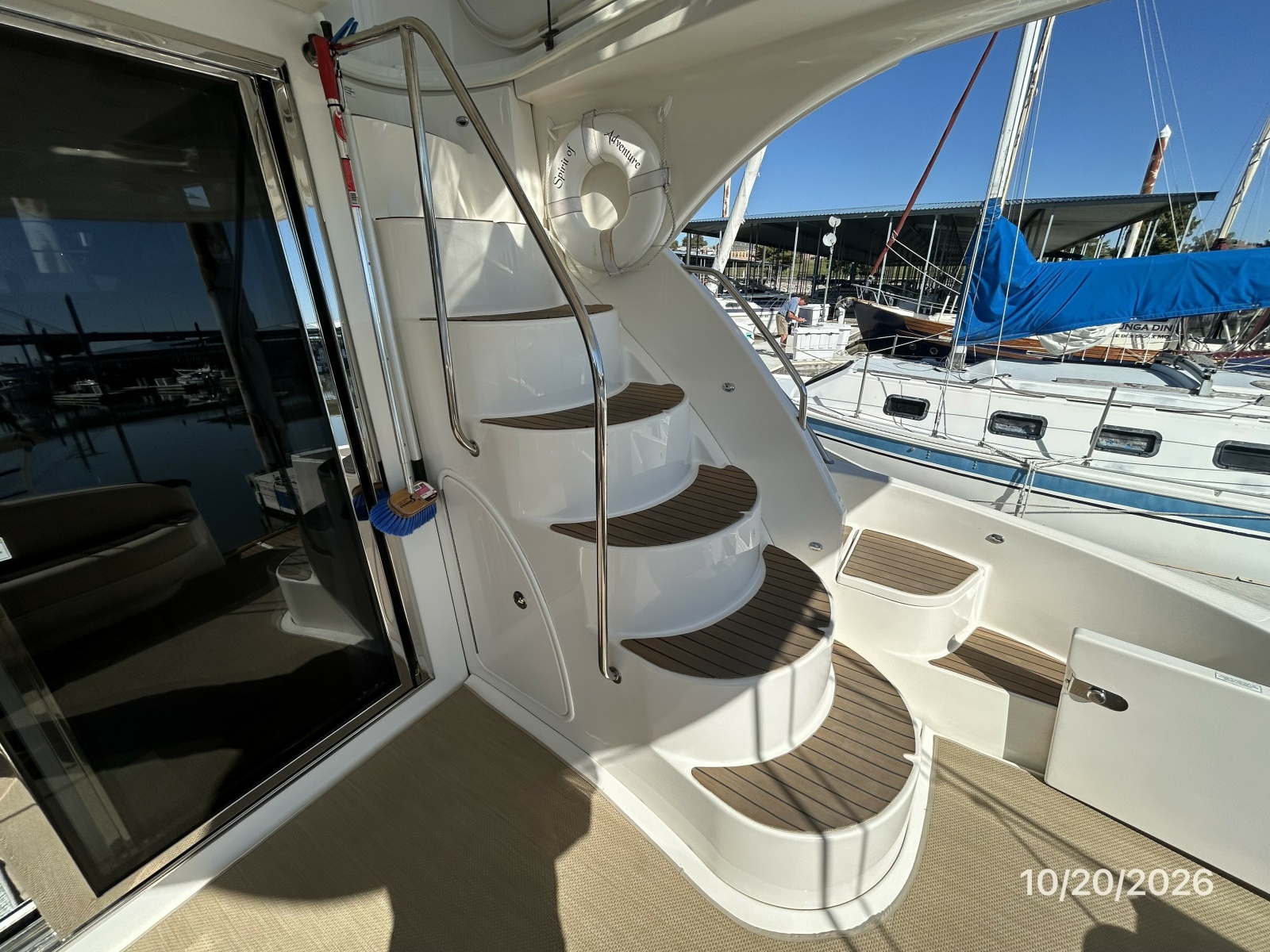 Meridian 441 aftdeck-flybridge stairs