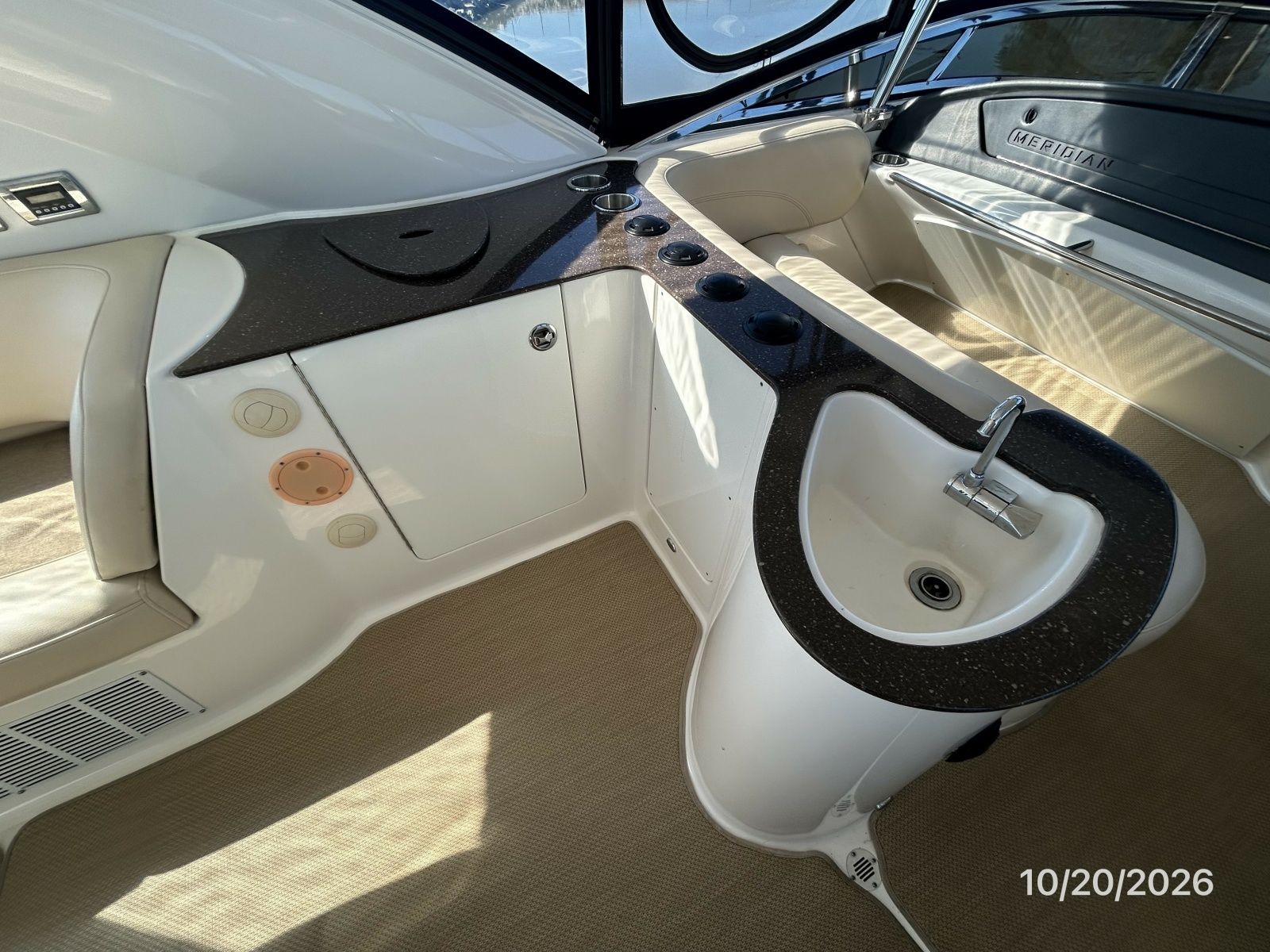 Meridian 441 flybridge wetbar