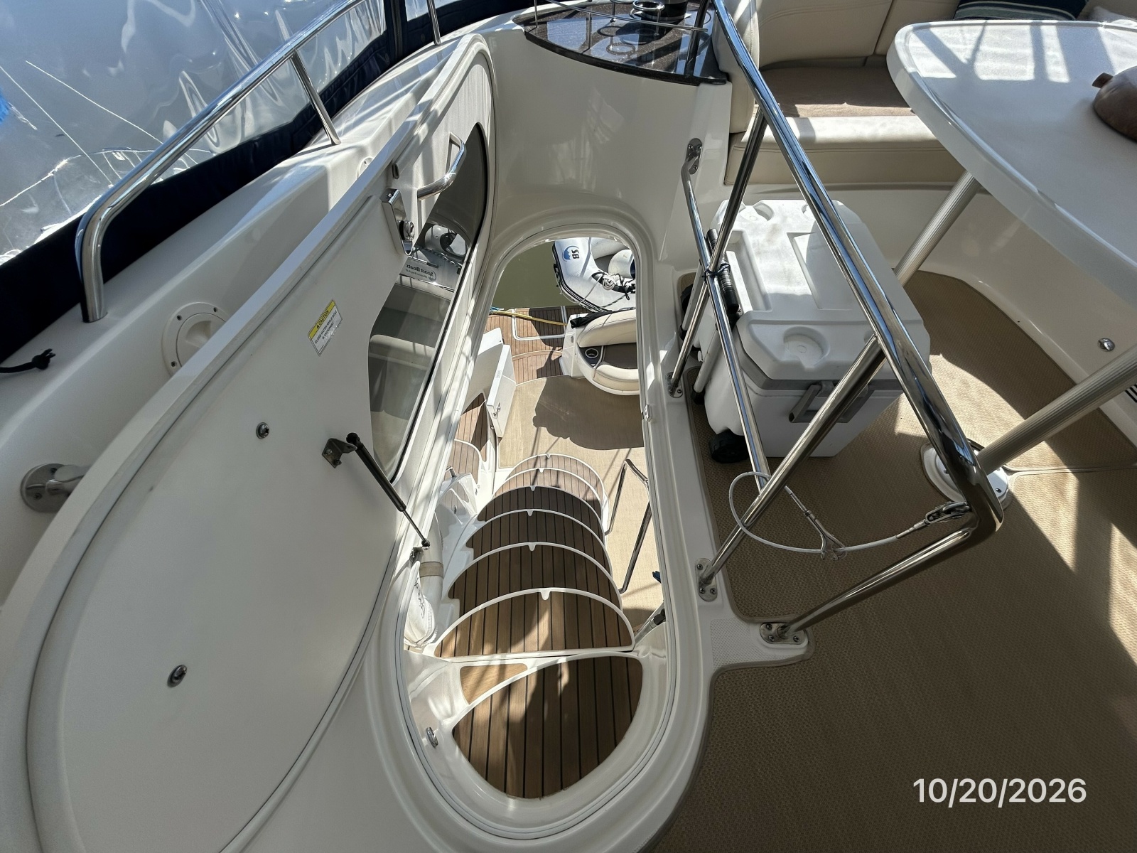 Meridian 441 flybridge-aftdeck stairs
