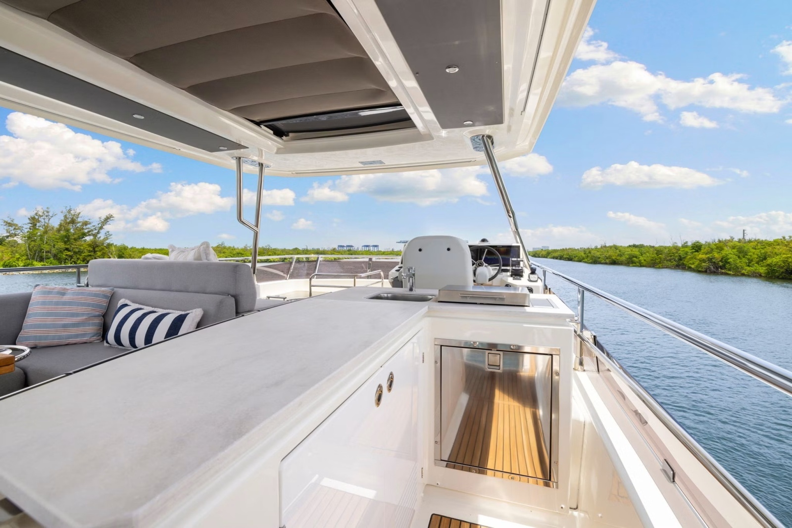 2022 Beneteau Grand Trawler 62