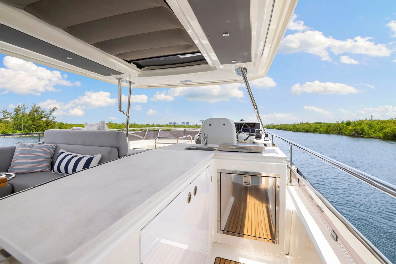2022 Beneteau Grand Trawler 62