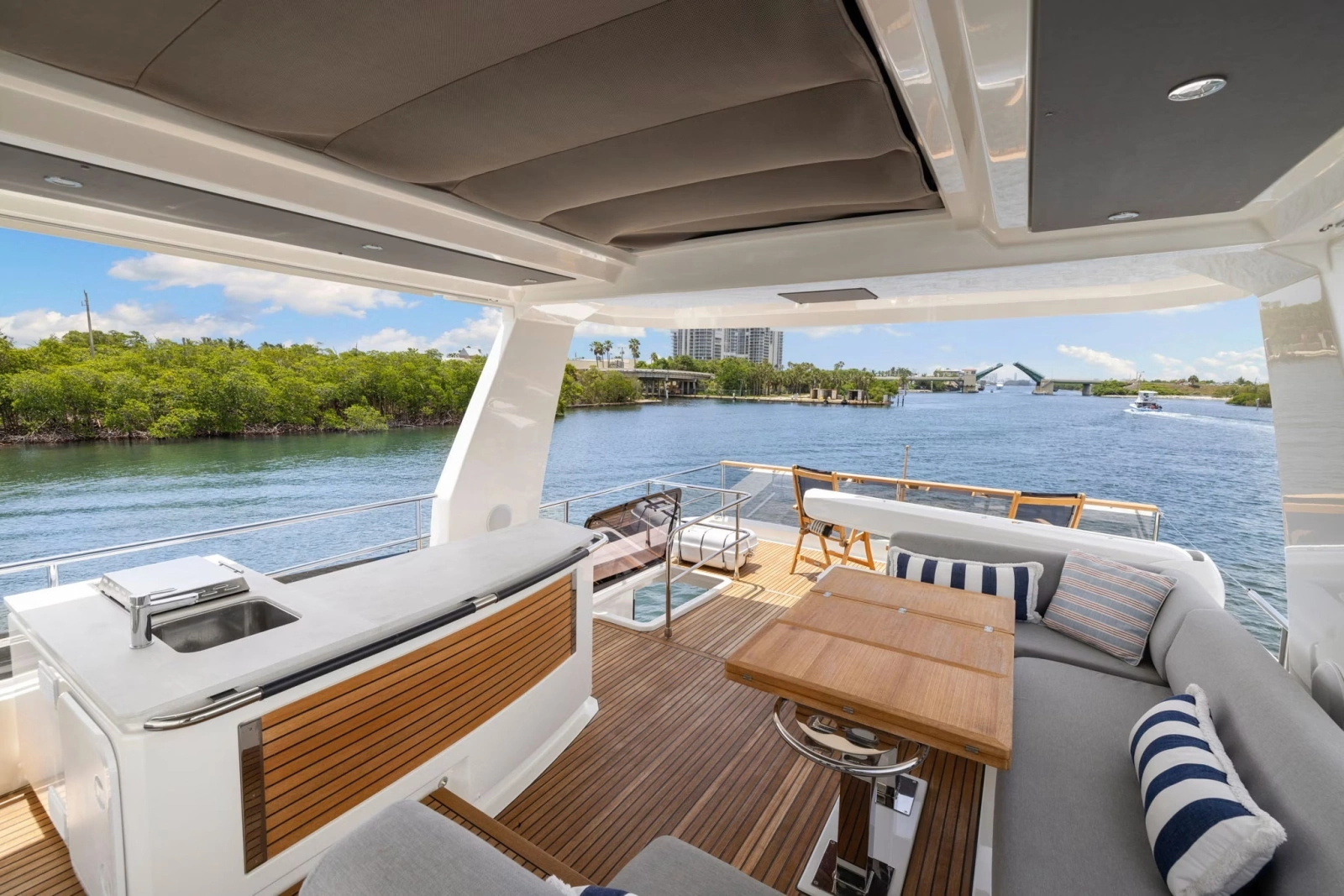 2022 Beneteau Grand Trawler 62