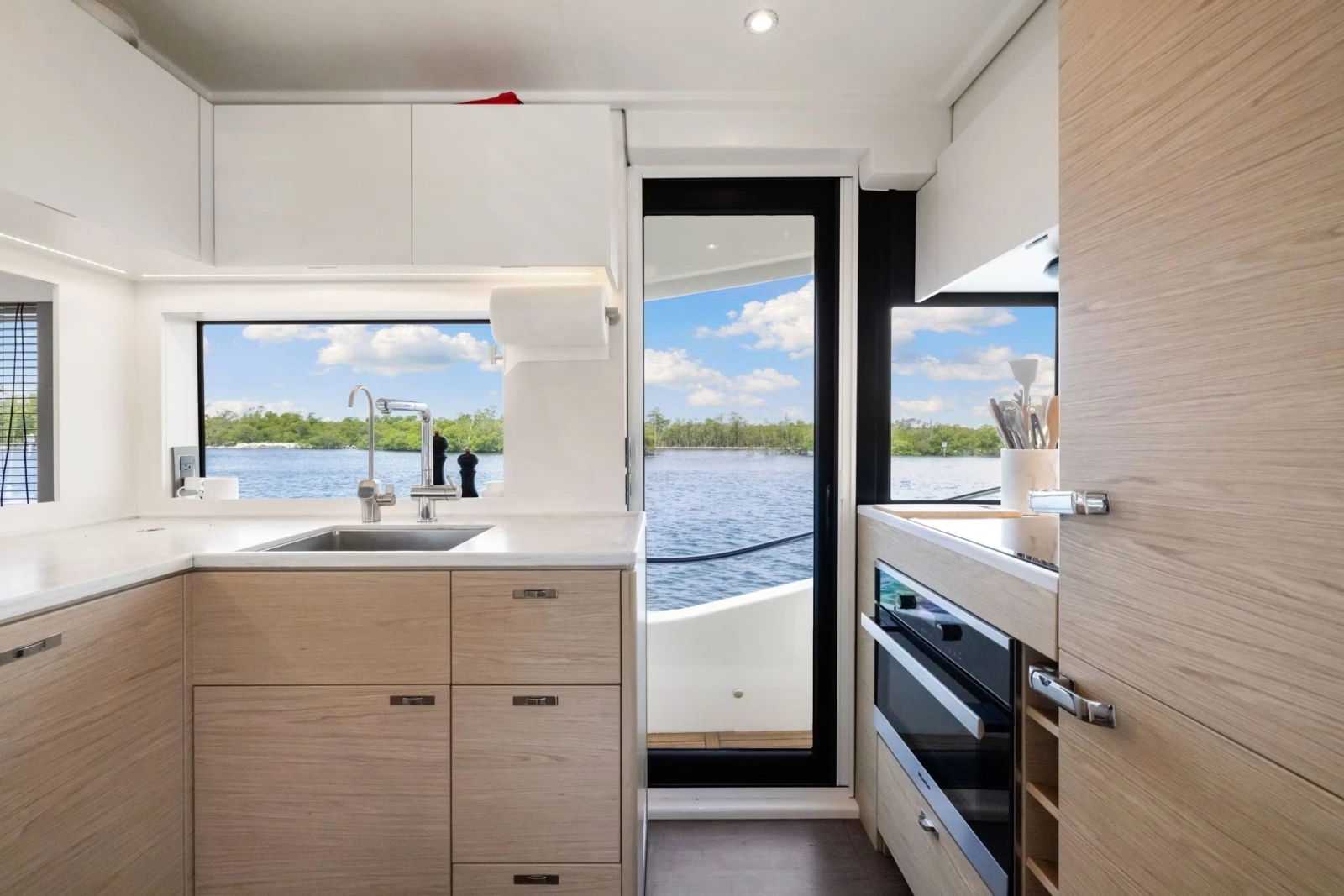 2022 Beneteau Grand Trawler 62