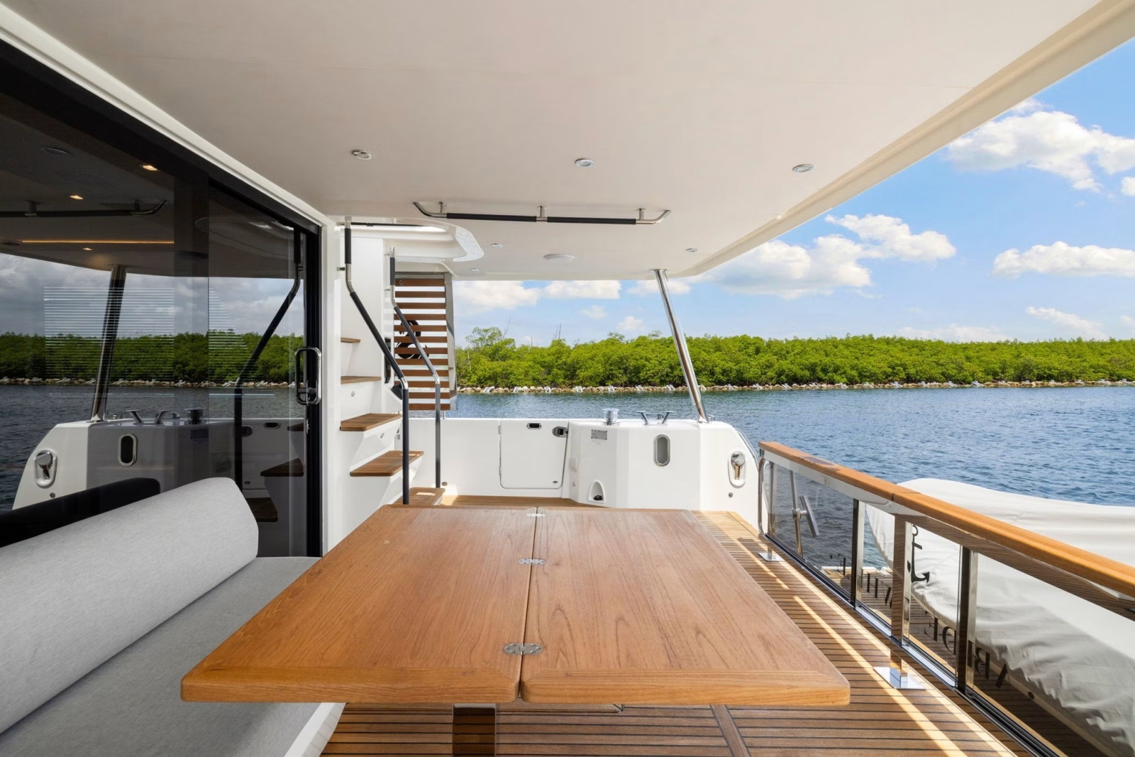 2022 Beneteau Grand Trawler 62