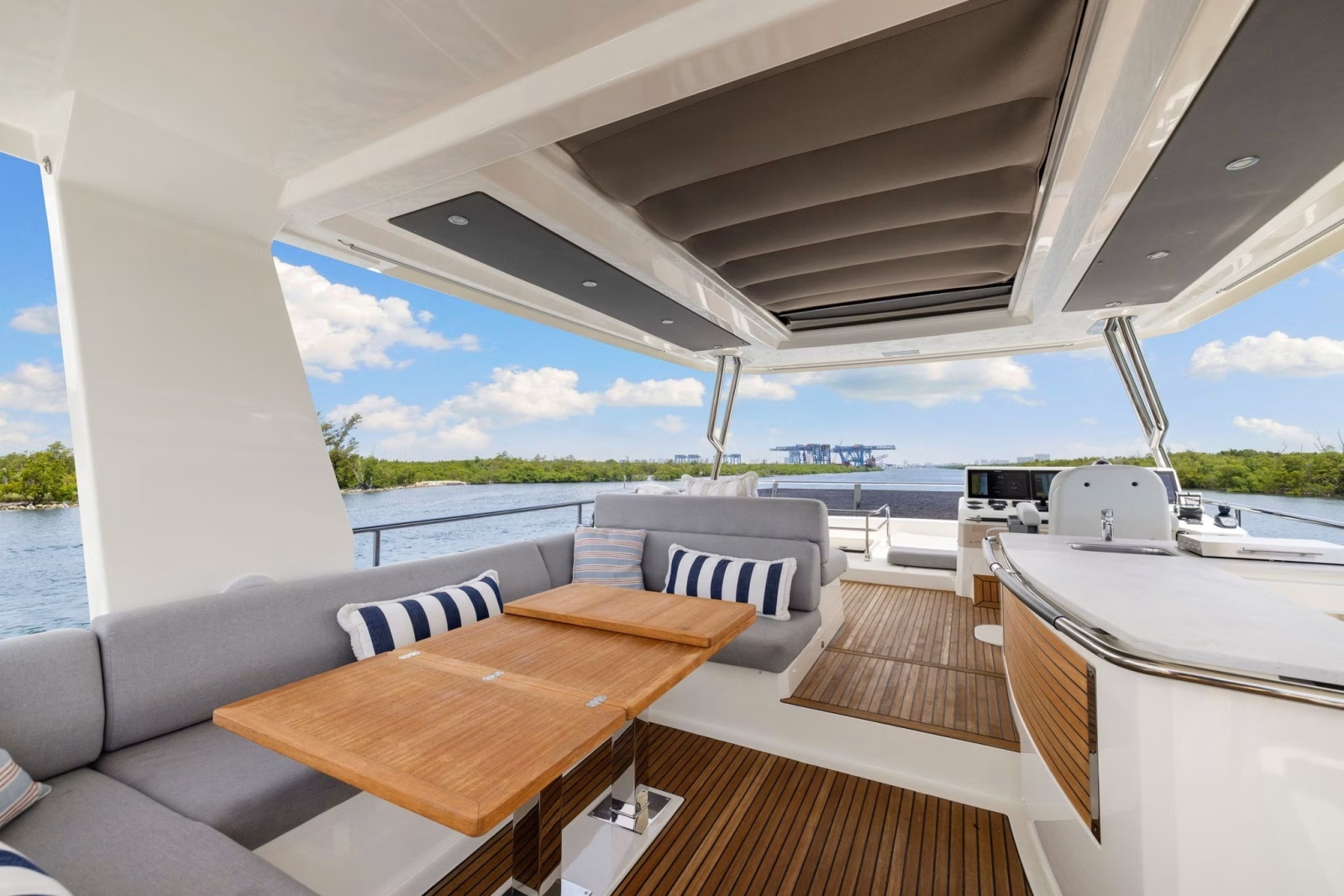 2022 Beneteau Grand Trawler 62