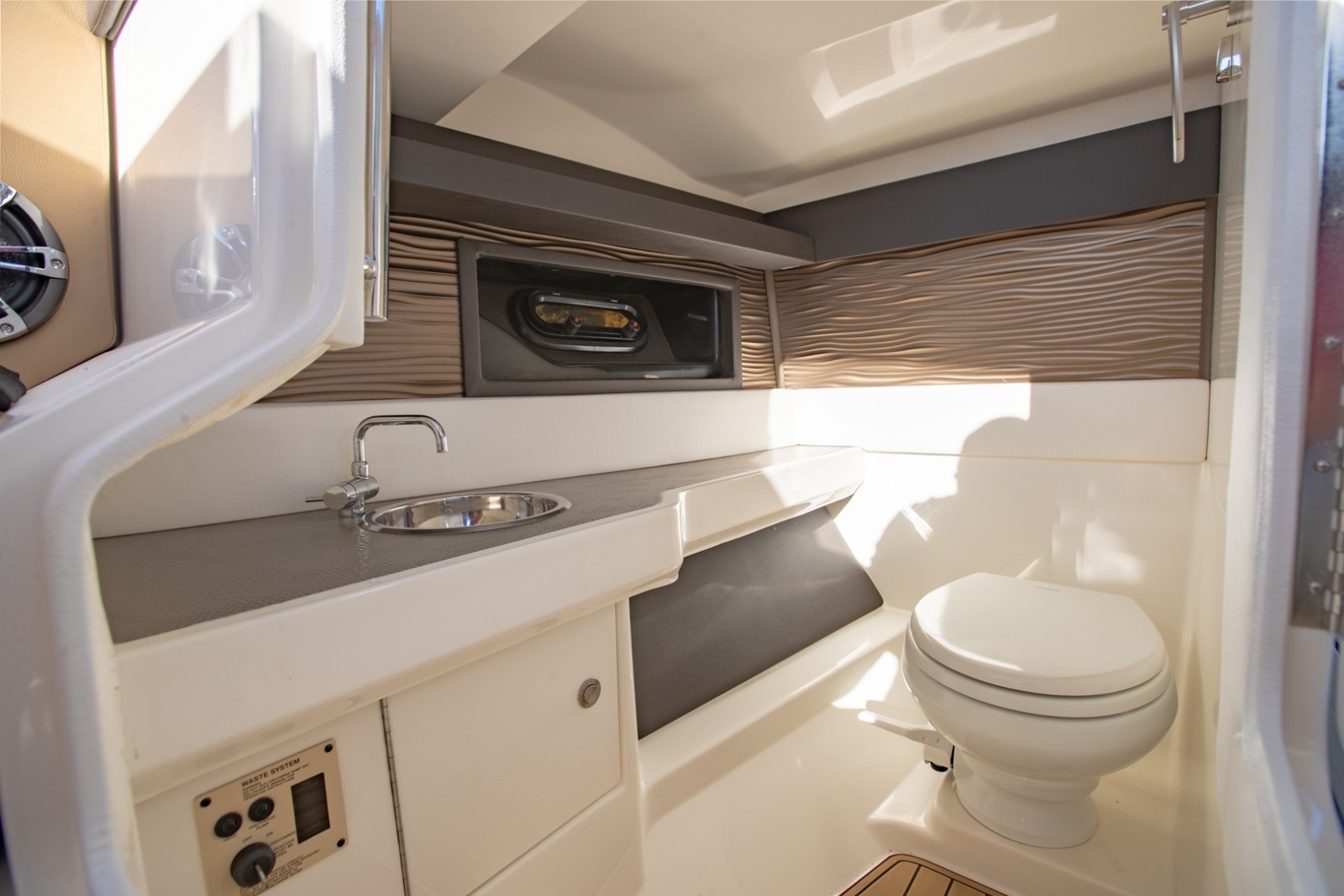 2021 Sea Ray 310 SLX Outboard