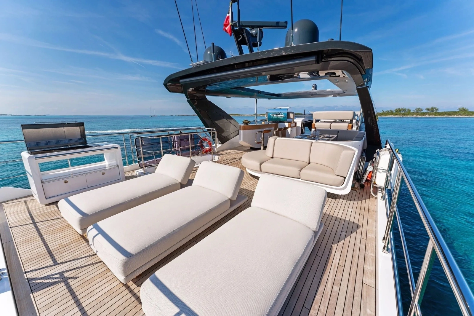 COMPASS — Flybridge sunbeds