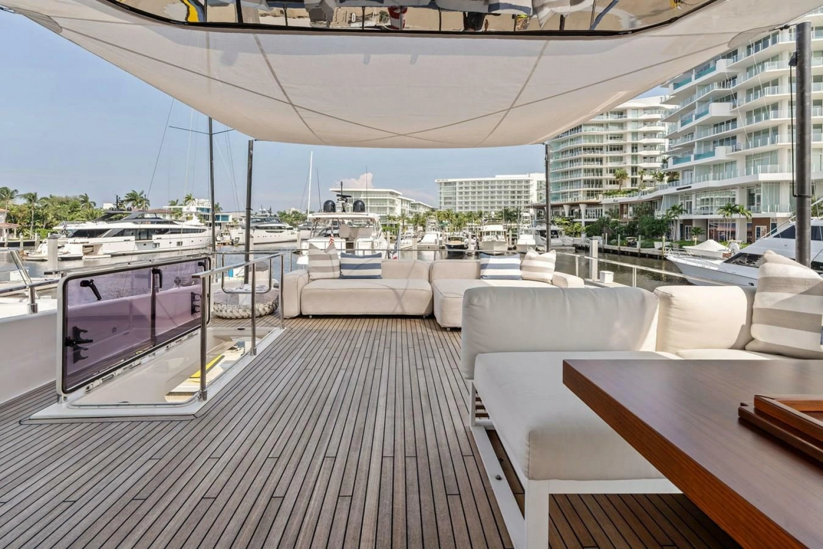 2022 Ferretti Yachts 850 Motoryacht