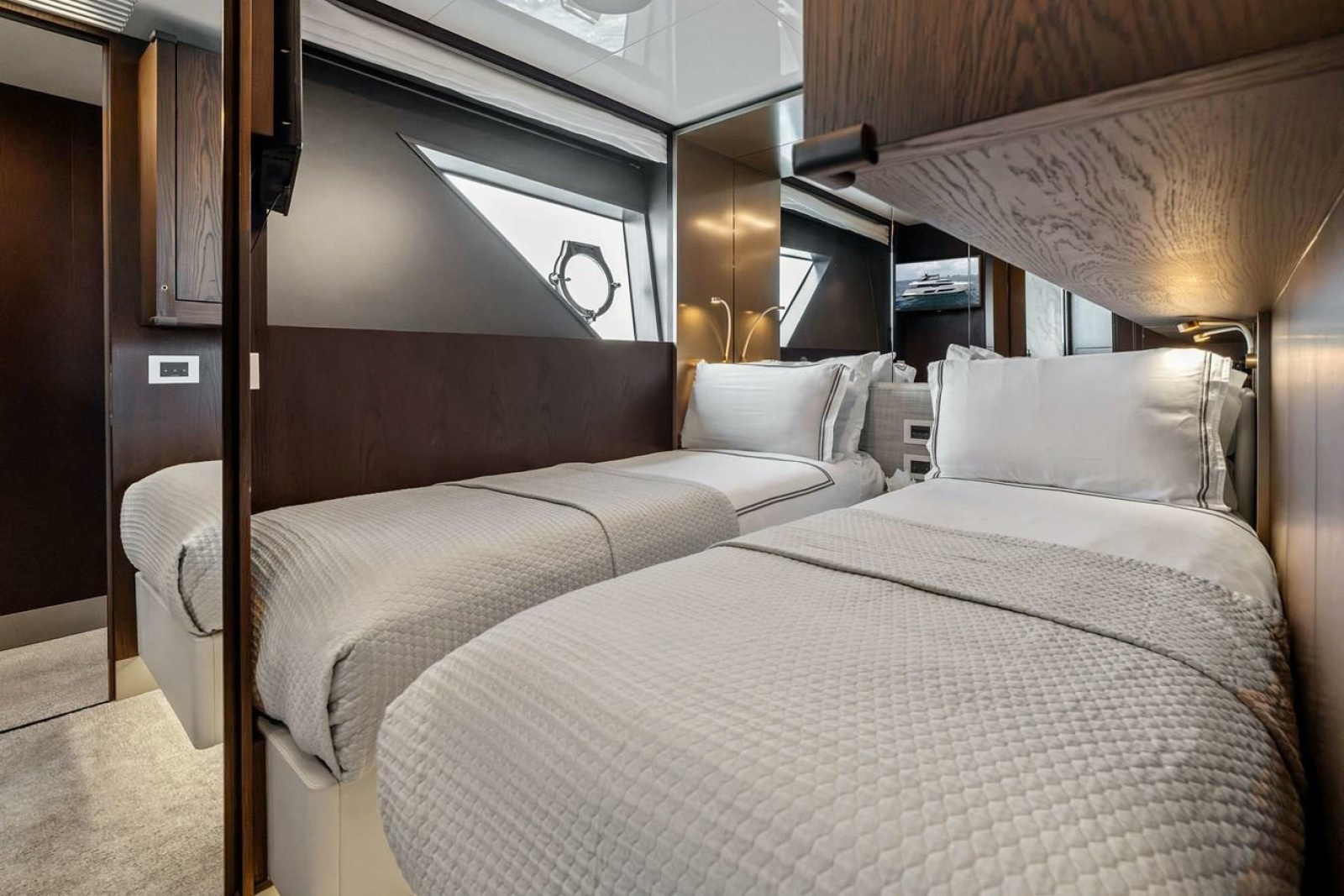 2022 Ferretti Yachts 850 Motoryacht