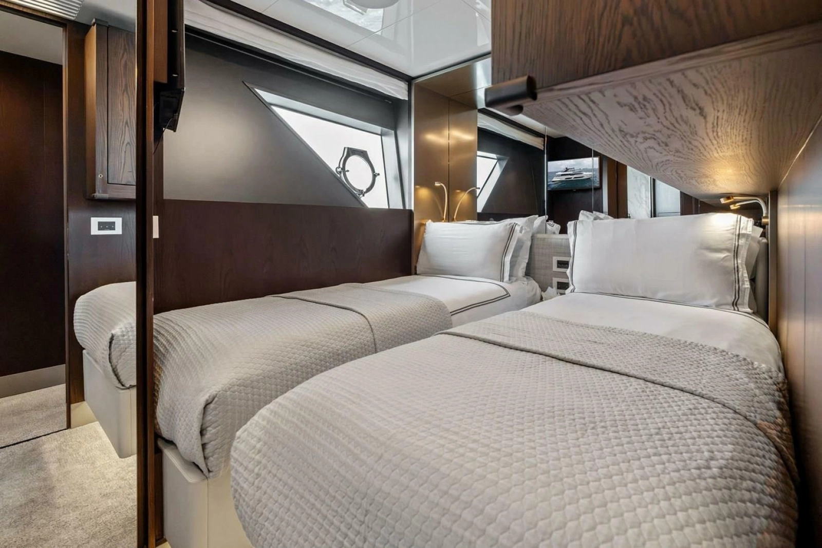 2022 Ferretti Yachts 850 Motoryacht