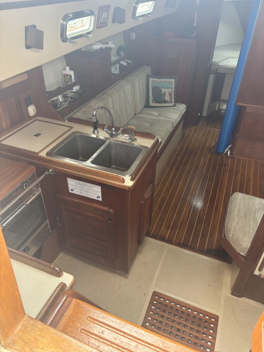 1987 Island Packet 31
