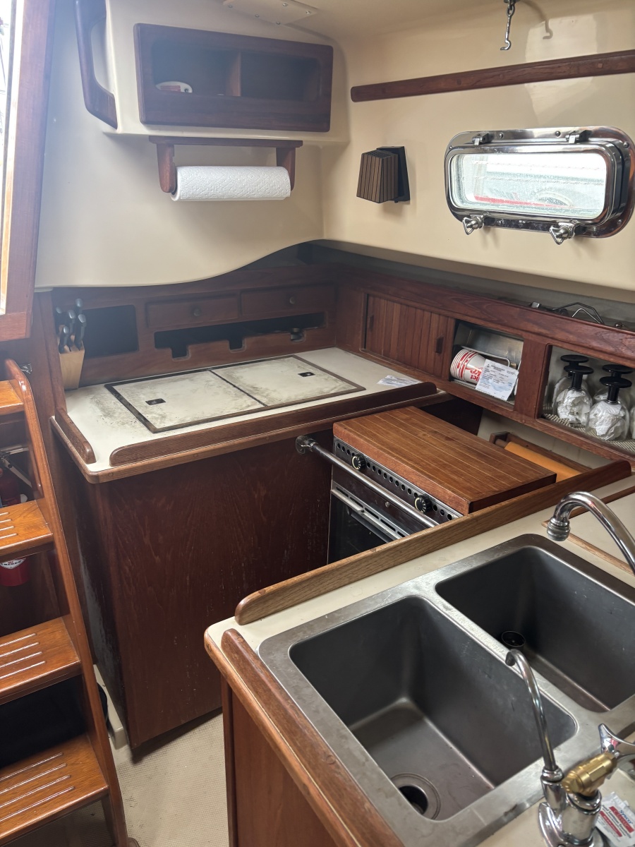 1987 Island Packet 31