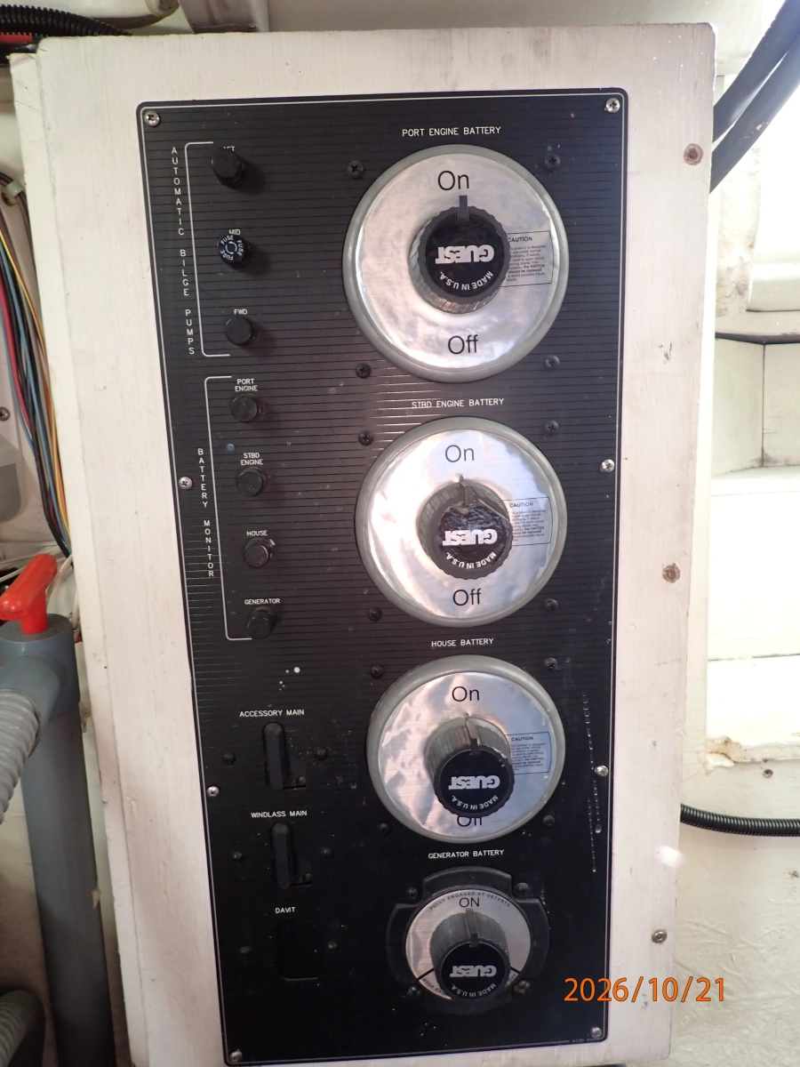 Bayliner 3988 battery switches
