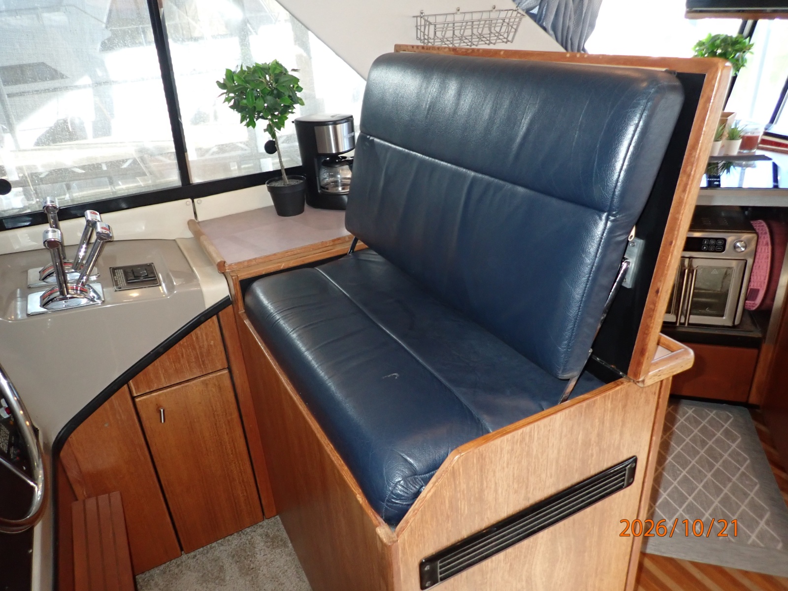 Bayliner 3988 lower helm benchseat