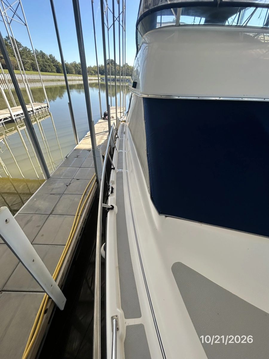 Bayliner 3988 starboard side deck1