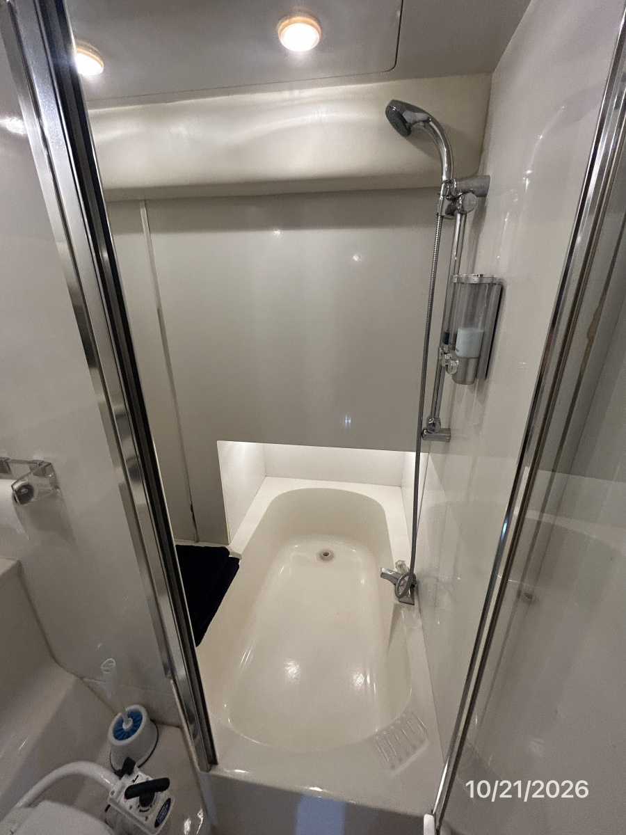 Bayliner 3988 master stateroom tub-shower