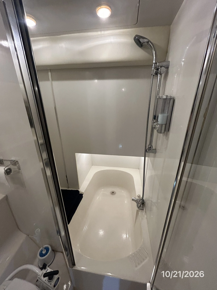 Bayliner 3988 master stateroom tub-shower