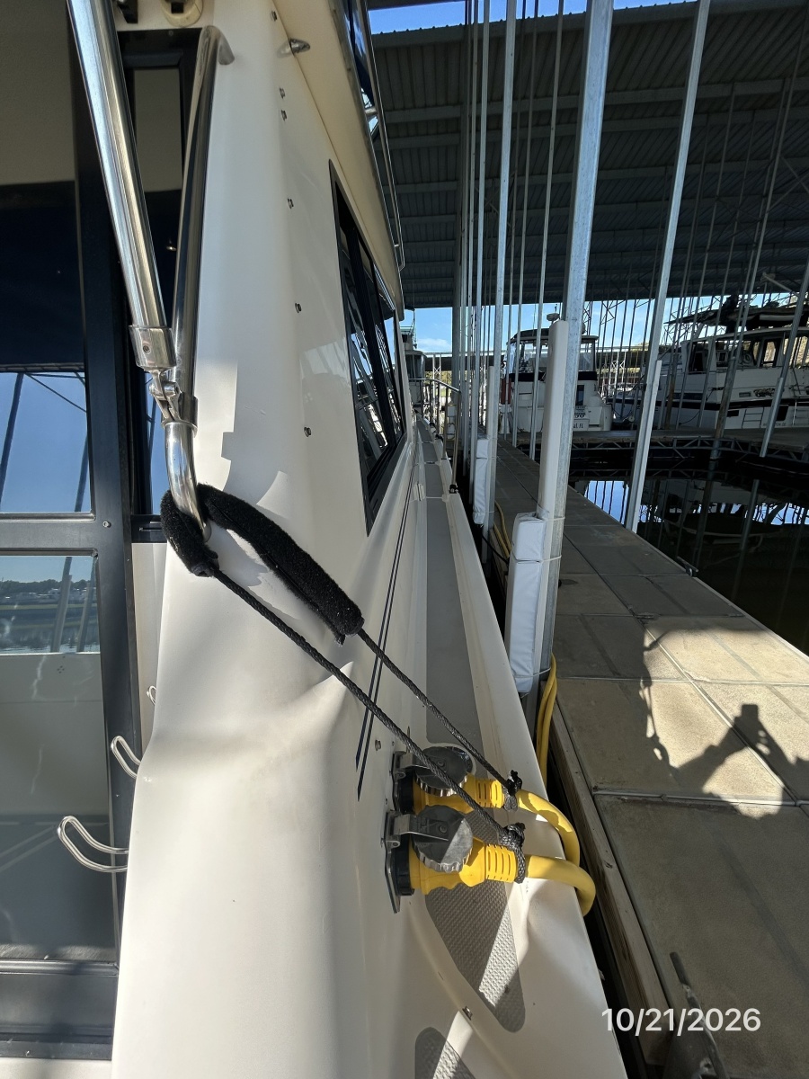Bayliner 3988 starboard side deck2