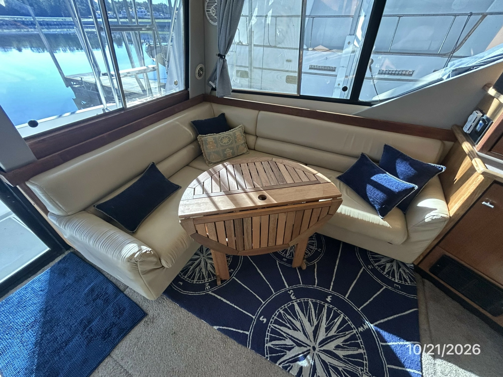 Bayliner 3988 salon port aft seating