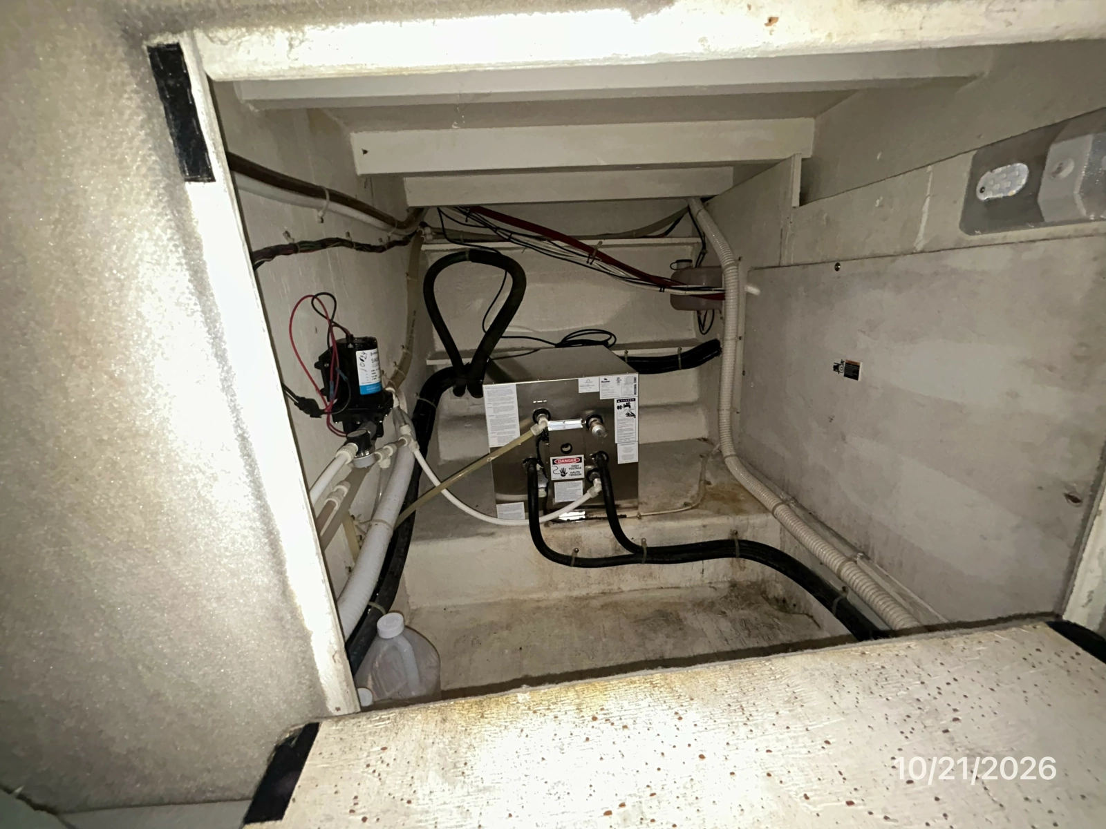 Bayliner 3988 utility room access