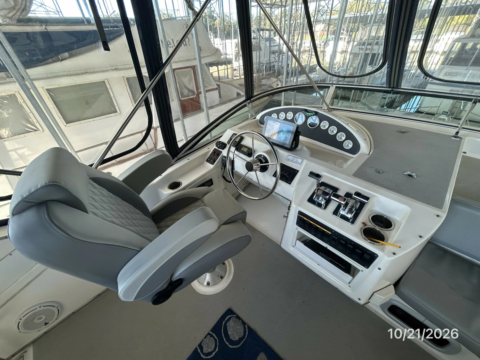 Bayliner 3988 flybridge helm1
